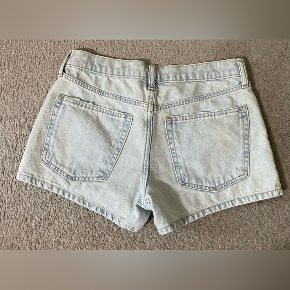 Gap NWOT women’s light blue jean shorts 27 x 4 P - Picture 2 of 6